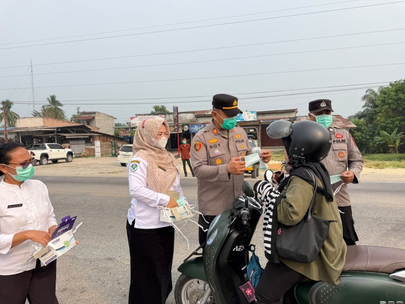 Polsek Bukit Kapur dan Puskesmas Bagikan 500 Masker, Warga Diingatkan Waspadai Kabut Asap