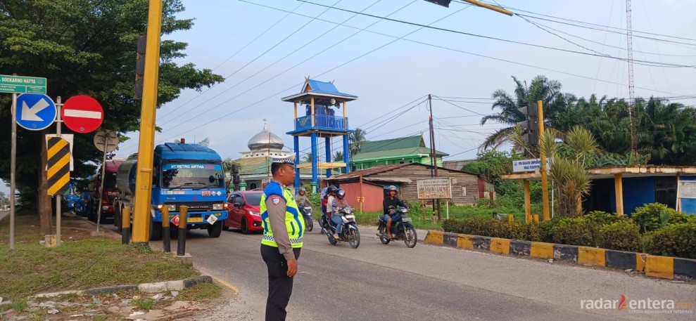 Polisi Siaga di Jam Sibuk, Strong Point Polsek Bukit Kapur Jaga Kelancaran Lalu Lintas dan Keselamatan Pengendara