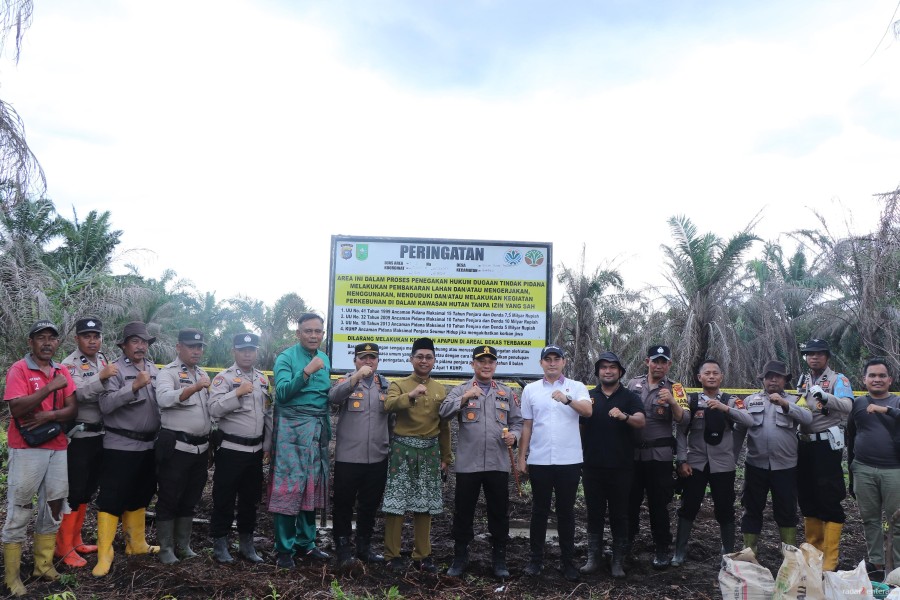 Kapolres Rohil dan Wakil Bupati Pasang Plang Larangan Aktivitas di Lahan Bekas Karhutla