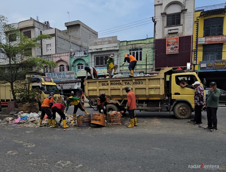 Median Jalan hingga Pajak Lama Dibersihkan, DLH Rohil Kerahkan Pasukan Orange