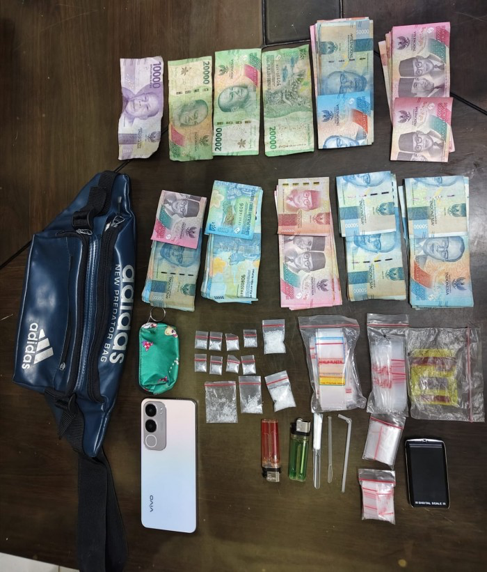 Digrebek Tengah Malam! Sarang Sabu di Kubu Dibongkar, Tiga Pria Tak Berkutik dan Uang Tunai Jutaan Disikat Polisi