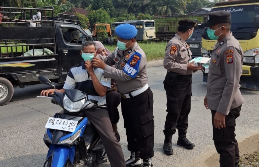 Polsek Bukit Kapur Bagikan 300 Masker, Warga Diingatkan Waspadai Dampak Kabut Asap Karhutla