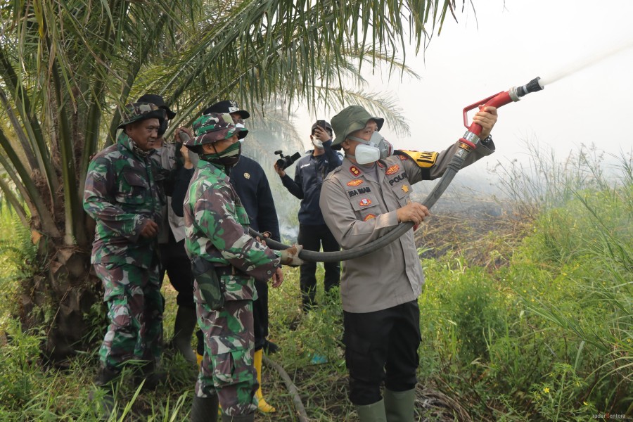 Kapolres Rohil Turun Langsung Padamkan Karhutla Bersama Wabup dan Dandim : Api Berhasil Dikendalikan