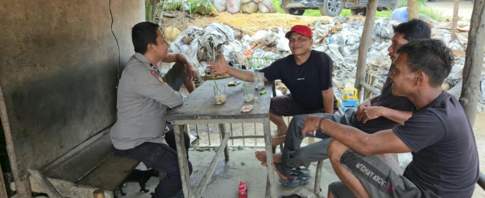 Bhabinkamtibmas Sambangi Warga Melayu Tengah, Ajak Jaga Kamtibmas dan Waspadai Narkoba