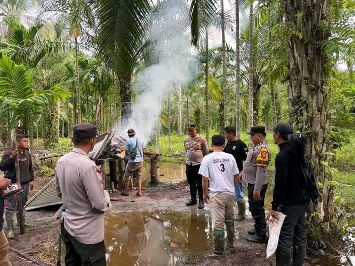 Cegah Peredaran Narkoba, Polsek Kualuh Leidong Musnahkan Pondok yang Diduga Jadi Lokasi Penyalahgunaan