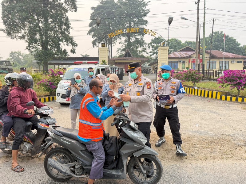Antisipasi Kabut Asap Karhutla, Polsek Bukit Kapur dan Puskesmas Bagikan 500 Masker kepada Warga