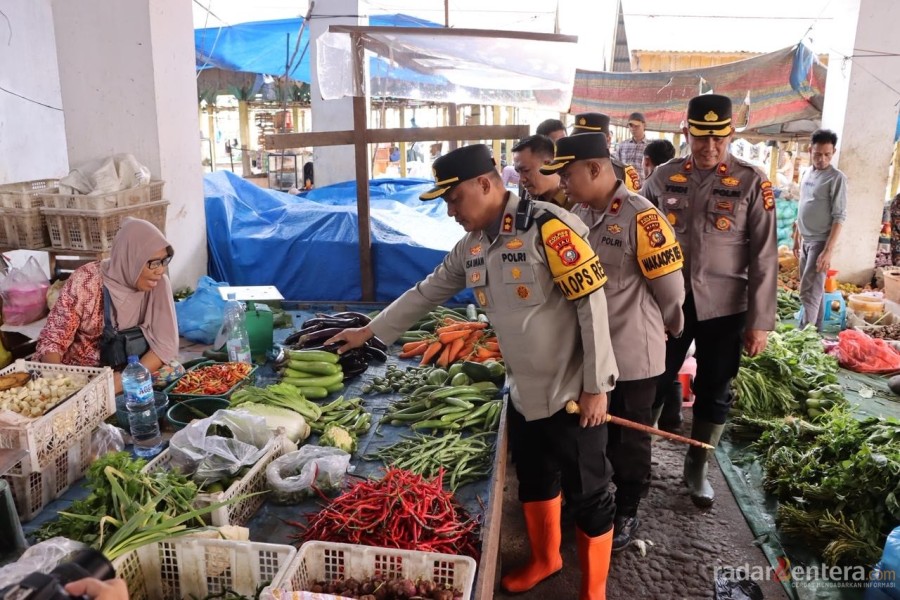 Kapolres Rohil Cek Ketersediaan dan Harga Sembako di Pasar Ujung Tanjung