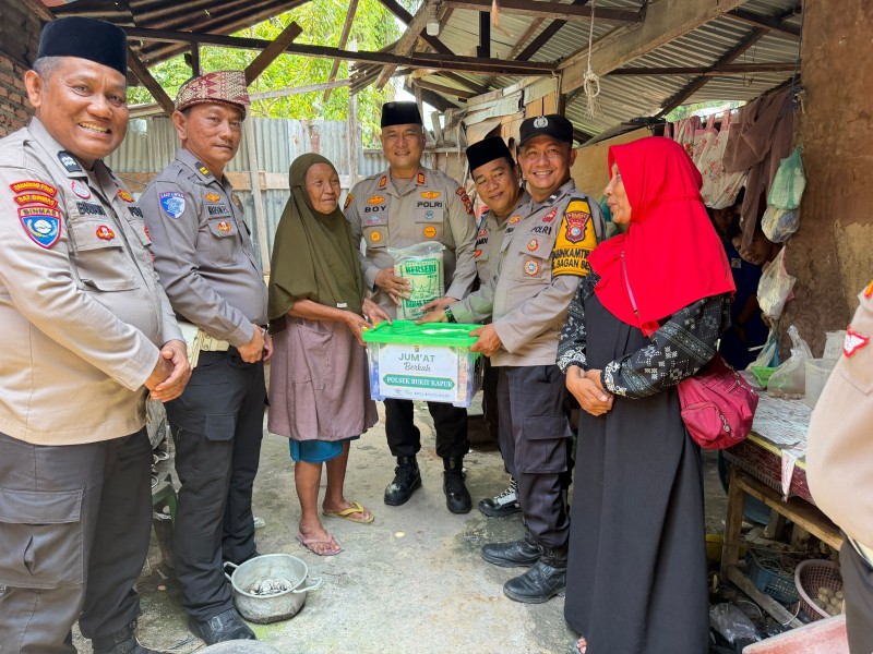 Jumat Berkah Polsek Bukit Kapur, Lima Warga Kurang Mampu dan Lansia Terima Paket Sembako
