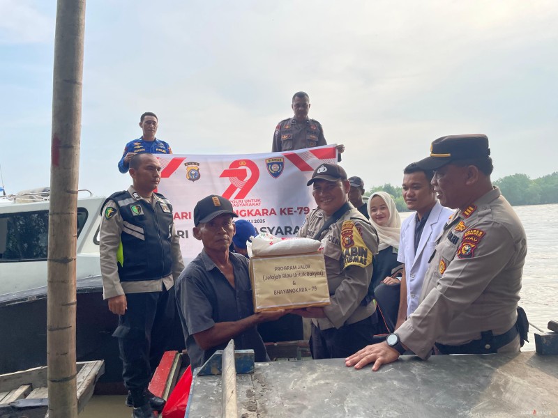 Jelang HUT Bhayangkara ke 79, Polres Rohil Bagi  Sembako dan Layanan Kesehatan Gratis Untuk Warga Pesisir
