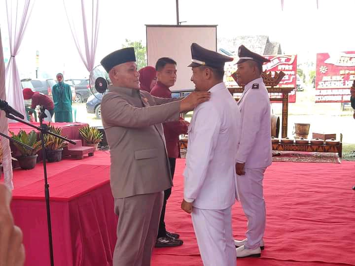 Lantik Dua Kades di Kecamatan Sragi, Bupati Nanang Tekankan Kinerja dan Kerukunan Masyarakat