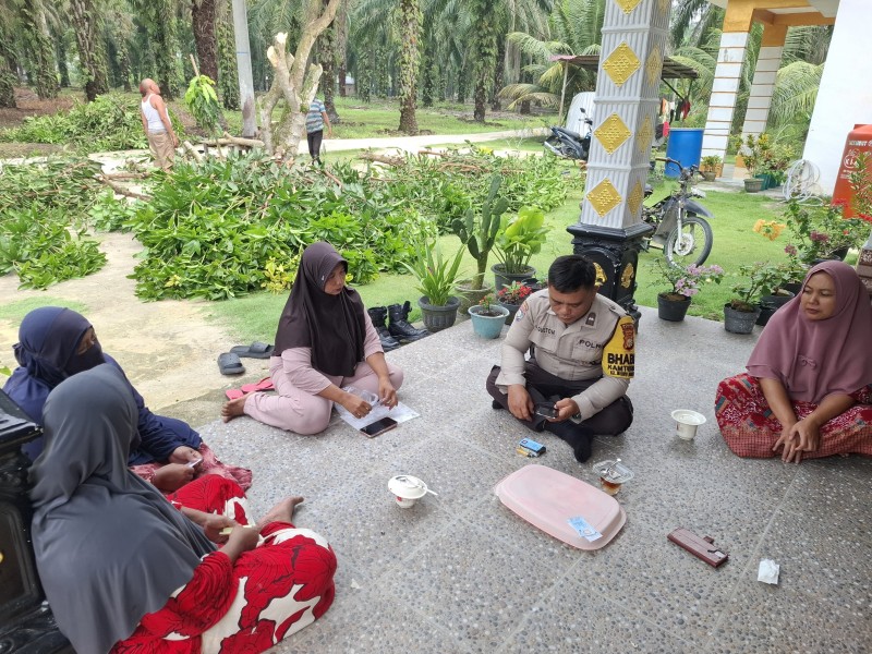 Sambangi Rumah Warga, Bhabinkamtibmas Melayu Besar Kota Ajak Masyarakat Jaga Kamtibmas dan Cegah Karhutla