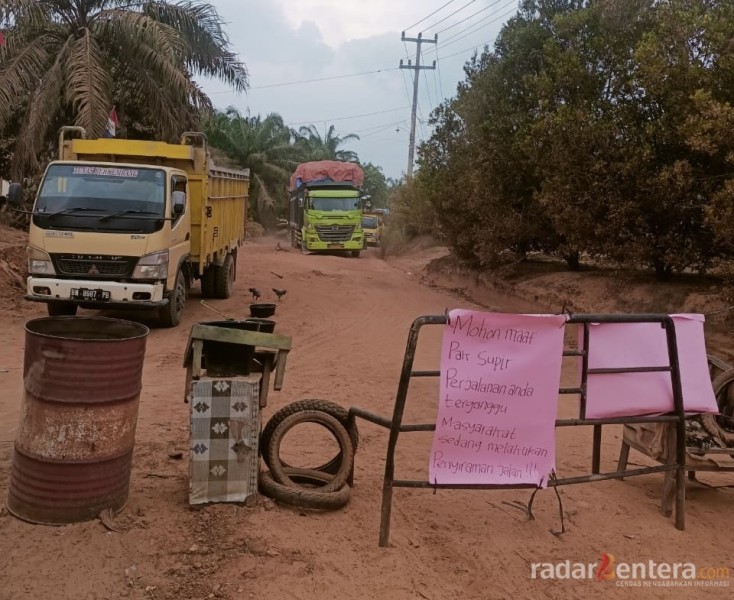 Debu Jalan Dikeluhkan, Warga Simpang Acong dan Simpang Joko Blokir Jalan Tunggu Respons Perusahaan