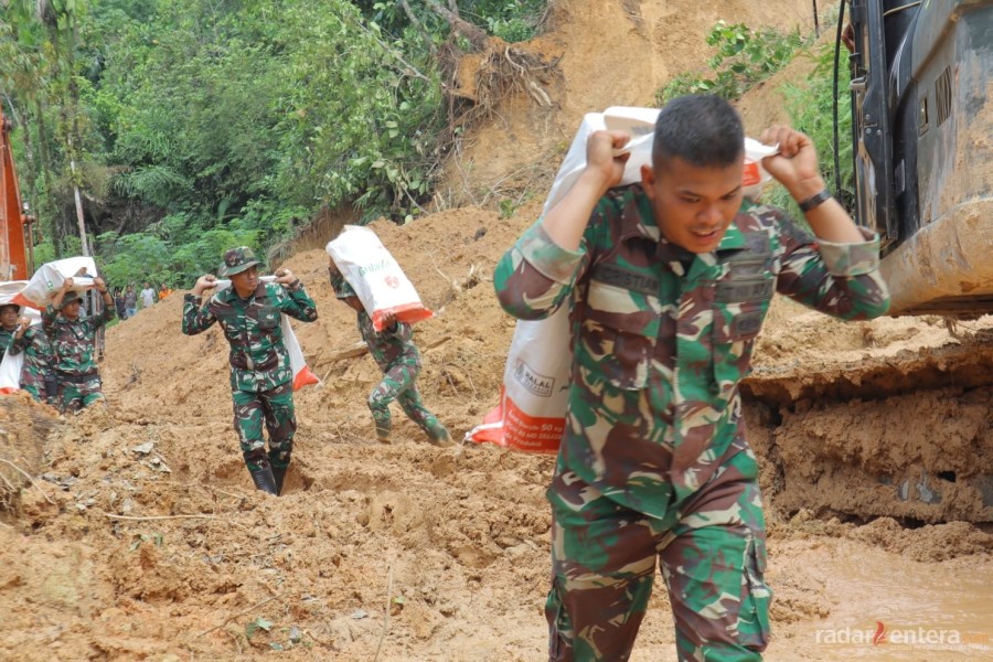 Prajurit TNI Pikul Bahan Bantuan dan Jalan Kaki Puluhan Km Salurkan Logistik ke Desa Terisolir di Sitahuis