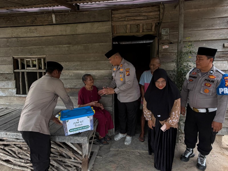 Jumat Berkah, Kapolsek Bukit Kapur Bagikan Sembako kepada Warga Kurang Mampu dan Lansia