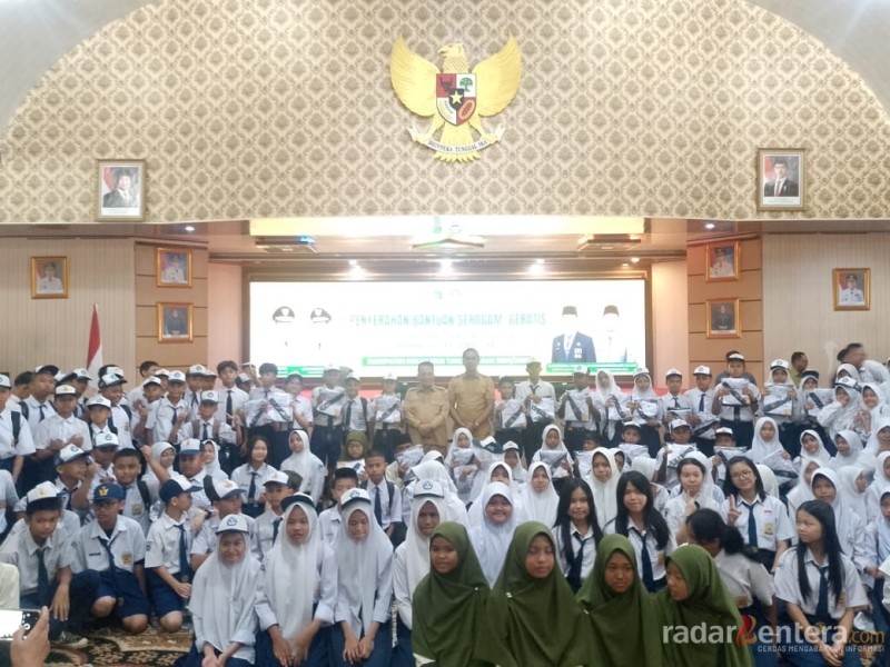 Bupati Bistamam dan Wabup Jhony Charles Penuhi Janji Politik, Bagikan Seragam Sekolah Gratis untuk Siswa SMP se Rohil