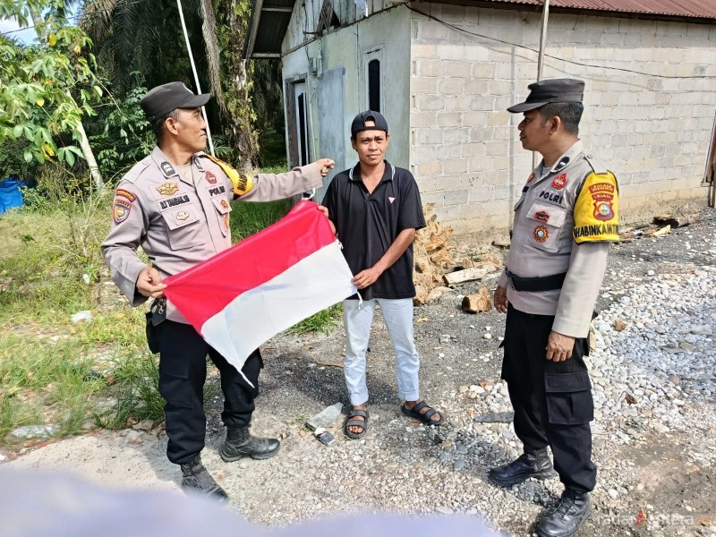 Sambut HUT RI ke-80, Polsek Pujud Bagikan Bendera Merah Putih ke Warga Teluk Nayang